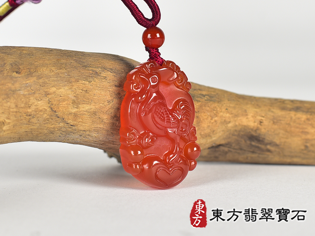 瑪瑙雞項鍊玉珮(金雞報喜、雞祥如意:雞牌瑪瑙雞玉珮、玉髓雞玉墜、雞十二生肖項鍊)。橘帶紅瑪瑙玉髓雞,GI081。客製化訂做各種瑪瑙玉髓雞吊墜玉珮項鍊。★附東方翡翠寶石保證卡 2.jpg