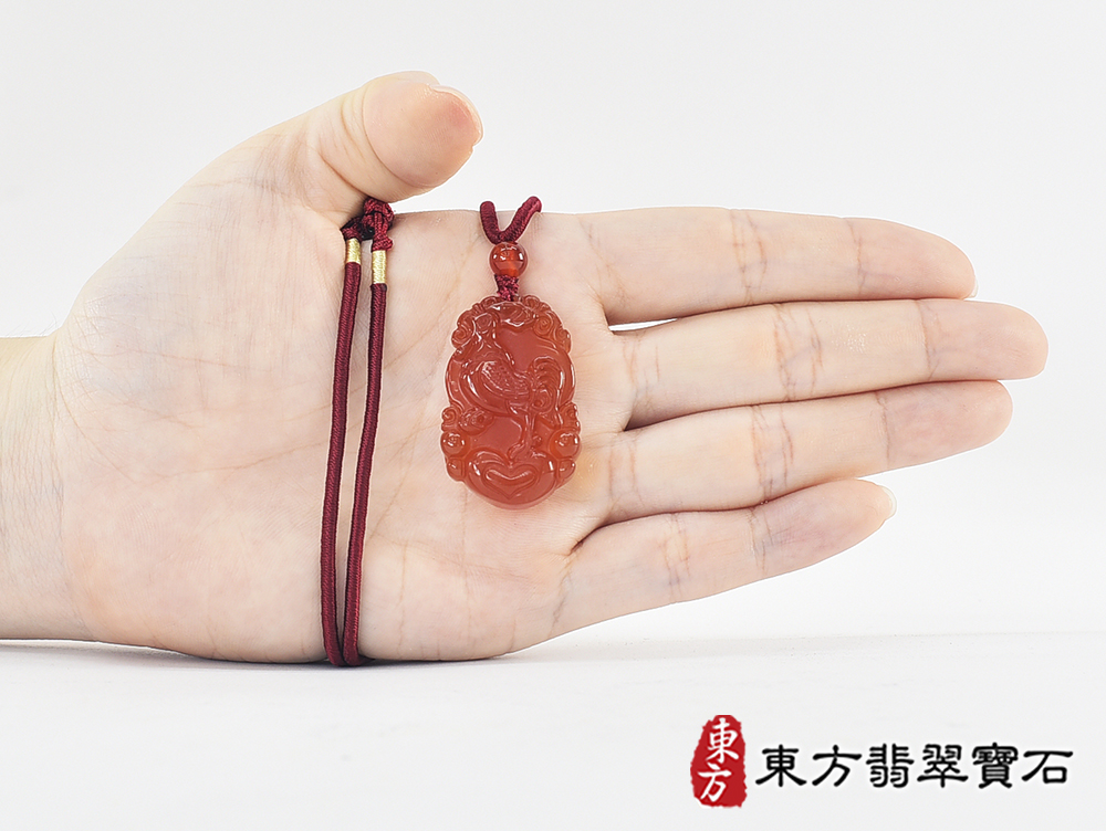 瑪瑙雞項鍊玉珮(金雞報喜、雞祥如意:雞牌瑪瑙雞玉珮、玉髓雞玉墜、雞十二生肖項鍊)。橘帶紅瑪瑙玉髓雞,GI081。客製化訂做各種瑪瑙玉髓雞吊墜玉珮項鍊。★附東方翡翠寶石保證卡 5.jpg