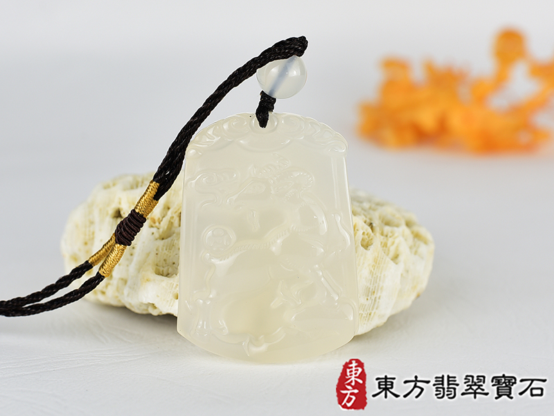 瑪瑙羊項鍊玉珮(羊眉吐氣、洋洋如意:羊牌瑪瑙羊玉珮、玉髓羊玉墜、羊十二生肖項鍊)。橘帶白瑪瑙玉髓羊,GO067。客製化訂做各種瑪瑙玉髓羊吊墜玉珮項鍊。★附東方翡翠寶石保證卡 0.jpg