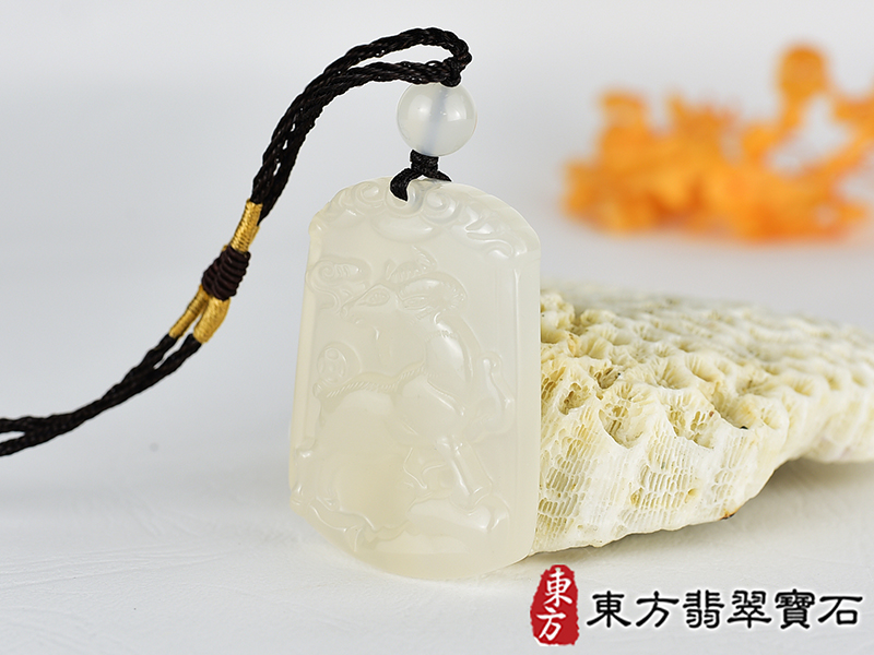 瑪瑙羊項鍊玉珮(羊眉吐氣、洋洋如意:羊牌瑪瑙羊玉珮、玉髓羊玉墜、羊十二生肖項鍊)。橘帶白瑪瑙玉髓羊,GO067。客製化訂做各種瑪瑙玉髓羊吊墜玉珮項鍊。★附東方翡翠寶石保證卡 1.jpg