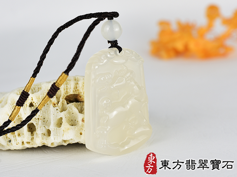 瑪瑙羊項鍊玉珮(羊眉吐氣、洋洋如意:羊牌瑪瑙羊玉珮、玉髓羊玉墜、羊十二生肖項鍊)。橘帶白瑪瑙玉髓羊,GO067。客製化訂做各種瑪瑙玉髓羊吊墜玉珮項鍊。★附東方翡翠寶石保證卡 2.jpg
