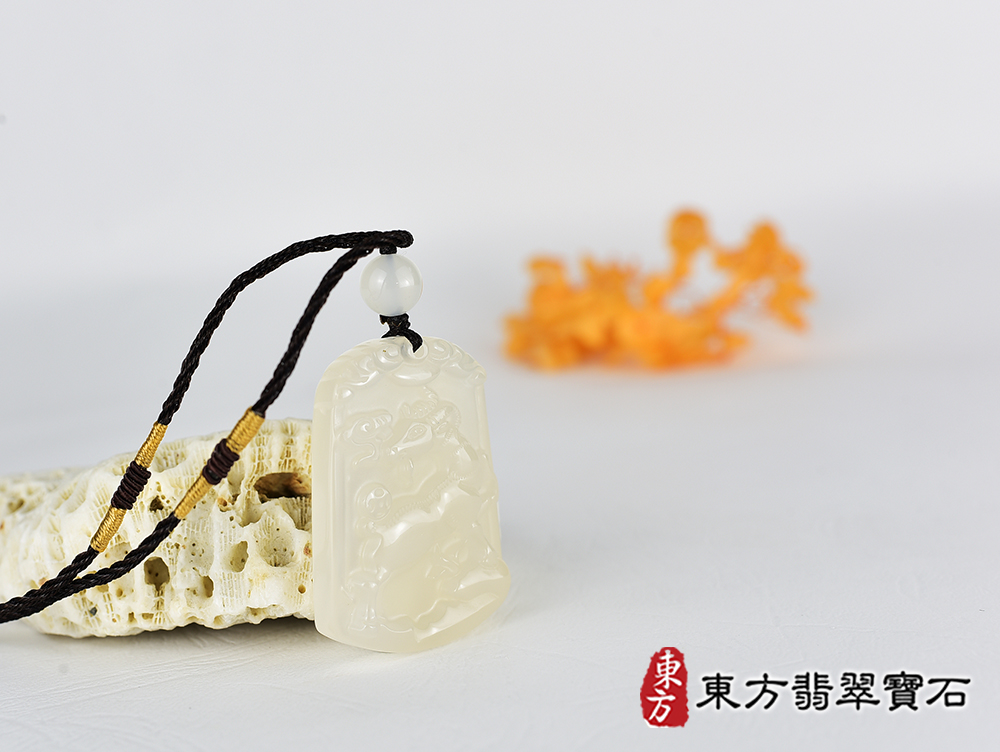 瑪瑙羊項鍊玉珮(羊眉吐氣、洋洋如意:羊牌瑪瑙羊玉珮、玉髓羊玉墜、羊十二生肖項鍊)。橘帶白瑪瑙玉髓羊,GO067。客製化訂做各種瑪瑙玉髓羊吊墜玉珮項鍊。★附東方翡翠寶石保證卡 4.jpg