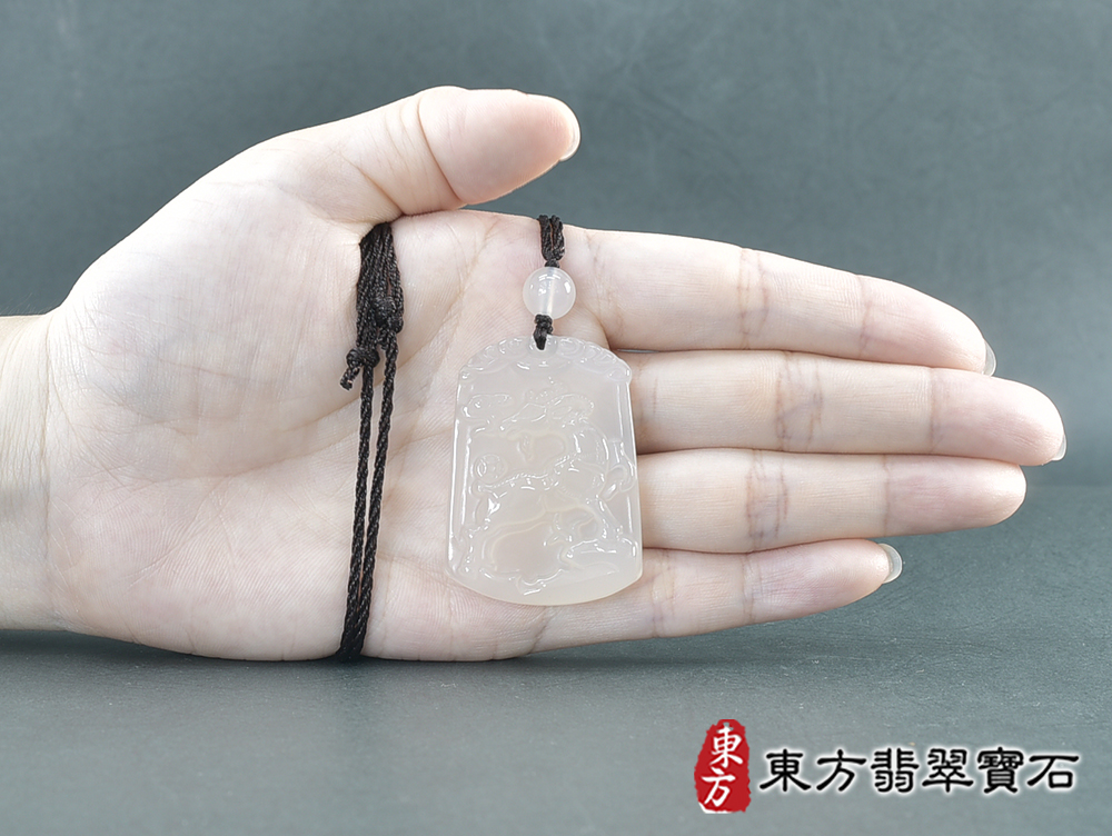 瑪瑙羊項鍊玉珮(羊眉吐氣、洋洋如意:羊牌瑪瑙羊玉珮、玉髓羊玉墜、羊十二生肖項鍊)。橘帶白瑪瑙玉髓羊,GO067。客製化訂做各種瑪瑙玉髓羊吊墜玉珮項鍊。★附東方翡翠寶石保證卡 5.jpg