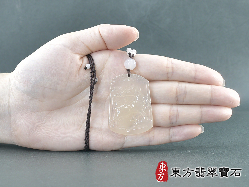 瑪瑙羊項鍊玉珮(羊眉吐氣、洋洋如意:羊牌瑪瑙羊玉珮、玉髓羊玉墜、羊十二生肖項鍊)。橘帶白瑪瑙玉髓羊,GO068。客製化訂做各種瑪瑙玉髓羊吊墜玉珮項鍊。★附東方翡翠寶石保證卡 5.jpg