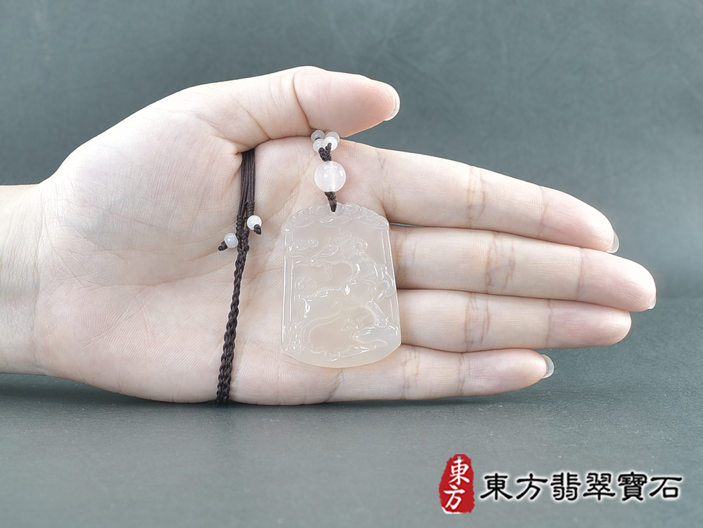 瑪瑙羊項鍊玉珮(羊眉吐氣、洋洋如意:羊牌瑪瑙羊玉珮、玉髓羊玉墜、羊十二生肖項鍊)。橘帶白瑪瑙玉髓羊,GO069。客製化訂做各種瑪瑙玉髓羊吊墜玉珮項鍊。★附東方翡翠寶石保證卡 5.jpg