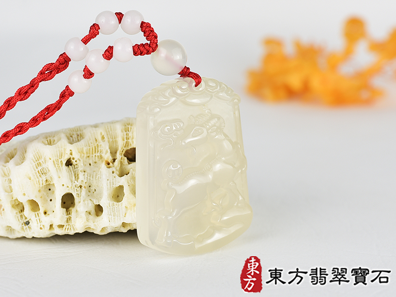瑪瑙羊項鍊玉珮(羊眉吐氣、洋洋如意:羊牌瑪瑙羊玉珮、玉髓羊玉墜、羊十二生肖項鍊)。橘帶白瑪瑙玉髓羊,GO070。客製化訂做各種瑪瑙玉髓羊吊墜玉珮項鍊。★附東方翡翠寶石保證卡 2.jpg