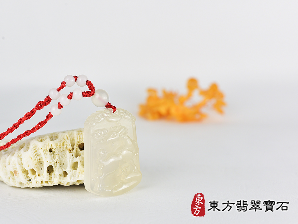 瑪瑙羊項鍊玉珮(羊眉吐氣、洋洋如意:羊牌瑪瑙羊玉珮、玉髓羊玉墜、羊十二生肖項鍊)。橘帶白瑪瑙玉髓羊,GO070。客製化訂做各種瑪瑙玉髓羊吊墜玉珮項鍊。★附東方翡翠寶石保證卡 4.jpg