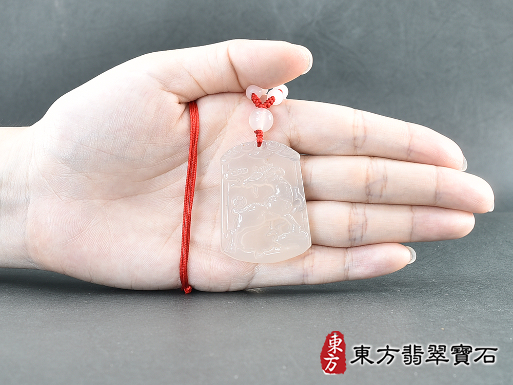 瑪瑙羊項鍊玉珮(羊眉吐氣、洋洋如意:羊牌瑪瑙羊玉珮、玉髓羊玉墜、羊十二生肖項鍊)。橘帶白瑪瑙玉髓羊,GO070。客製化訂做各種瑪瑙玉髓羊吊墜玉珮項鍊。★附東方翡翠寶石保證卡 5.jpg