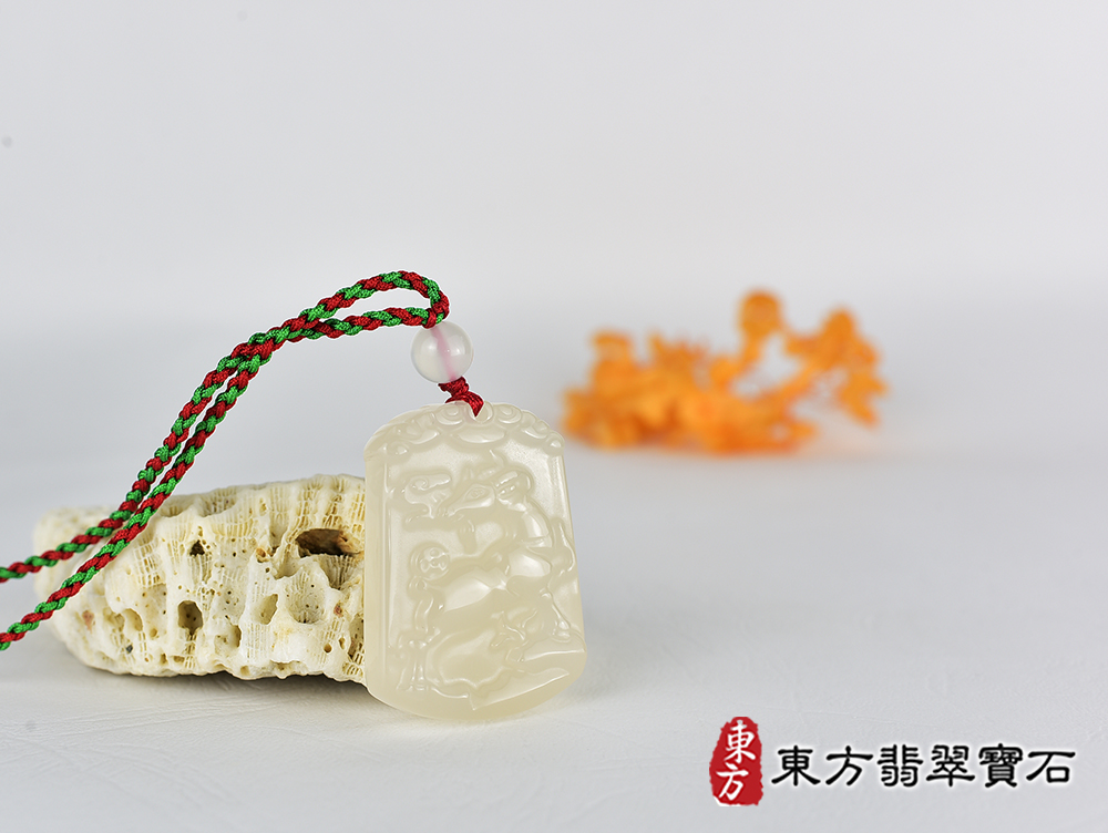 瑪瑙羊項鍊玉珮(羊眉吐氣、洋洋如意:羊牌瑪瑙羊玉珮、玉髓羊玉墜、羊十二生肖項鍊)。橘帶白瑪瑙玉髓羊,GO071。客製化訂做各種瑪瑙玉髓羊吊墜玉珮項鍊。★附東方翡翠寶石保證卡 4.jpg
