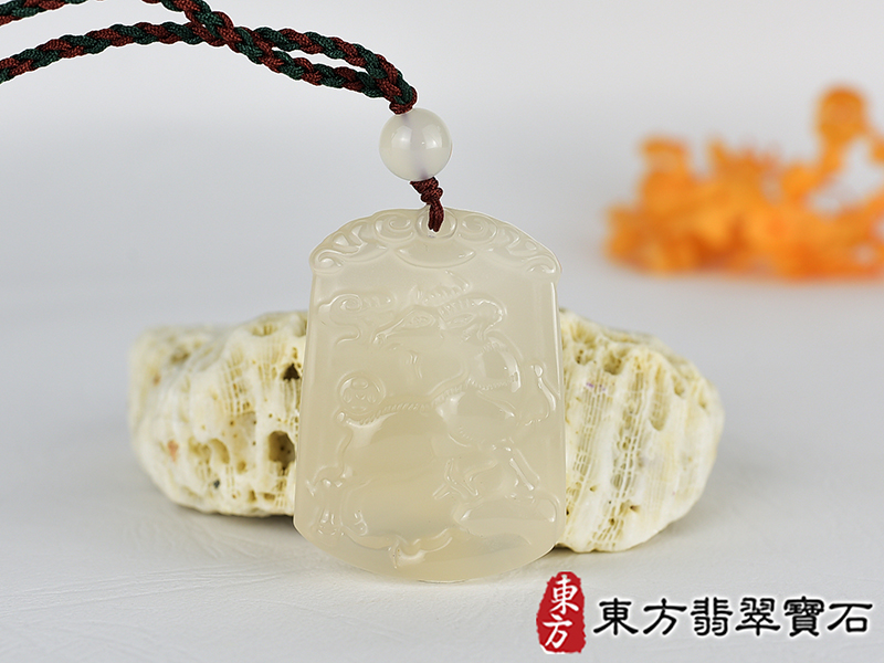 瑪瑙羊項鍊玉珮(羊眉吐氣、洋洋如意:羊牌瑪瑙羊玉珮、玉髓羊玉墜、羊十二生肖項鍊)。橘帶白瑪瑙玉髓羊,GO072。客製化訂做各種瑪瑙玉髓羊吊墜玉珮項鍊。★附東方翡翠寶石保證卡 0.jpg