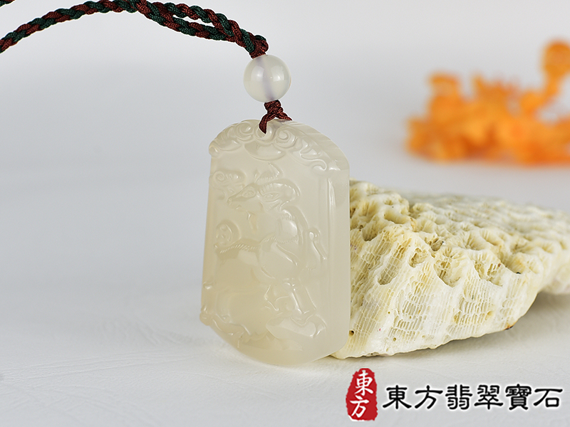 瑪瑙羊項鍊玉珮(羊眉吐氣、洋洋如意:羊牌瑪瑙羊玉珮、玉髓羊玉墜、羊十二生肖項鍊)。橘帶白瑪瑙玉髓羊,GO072。客製化訂做各種瑪瑙玉髓羊吊墜玉珮項鍊。★附東方翡翠寶石保證卡 1.jpg