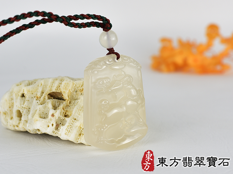 瑪瑙羊項鍊玉珮(羊眉吐氣、洋洋如意:羊牌瑪瑙羊玉珮、玉髓羊玉墜、羊十二生肖項鍊)。橘帶白瑪瑙玉髓羊,GO072。客製化訂做各種瑪瑙玉髓羊吊墜玉珮項鍊。★附東方翡翠寶石保證卡 2.jpg