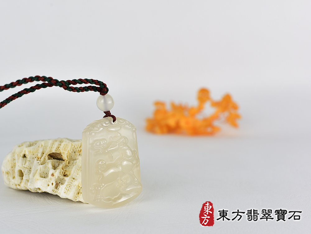 瑪瑙羊項鍊玉珮(羊眉吐氣、洋洋如意:羊牌瑪瑙羊玉珮、玉髓羊玉墜、羊十二生肖項鍊)。橘帶白瑪瑙玉髓羊,GO072。客製化訂做各種瑪瑙玉髓羊吊墜玉珮項鍊。★附東方翡翠寶石保證卡 4.jpg