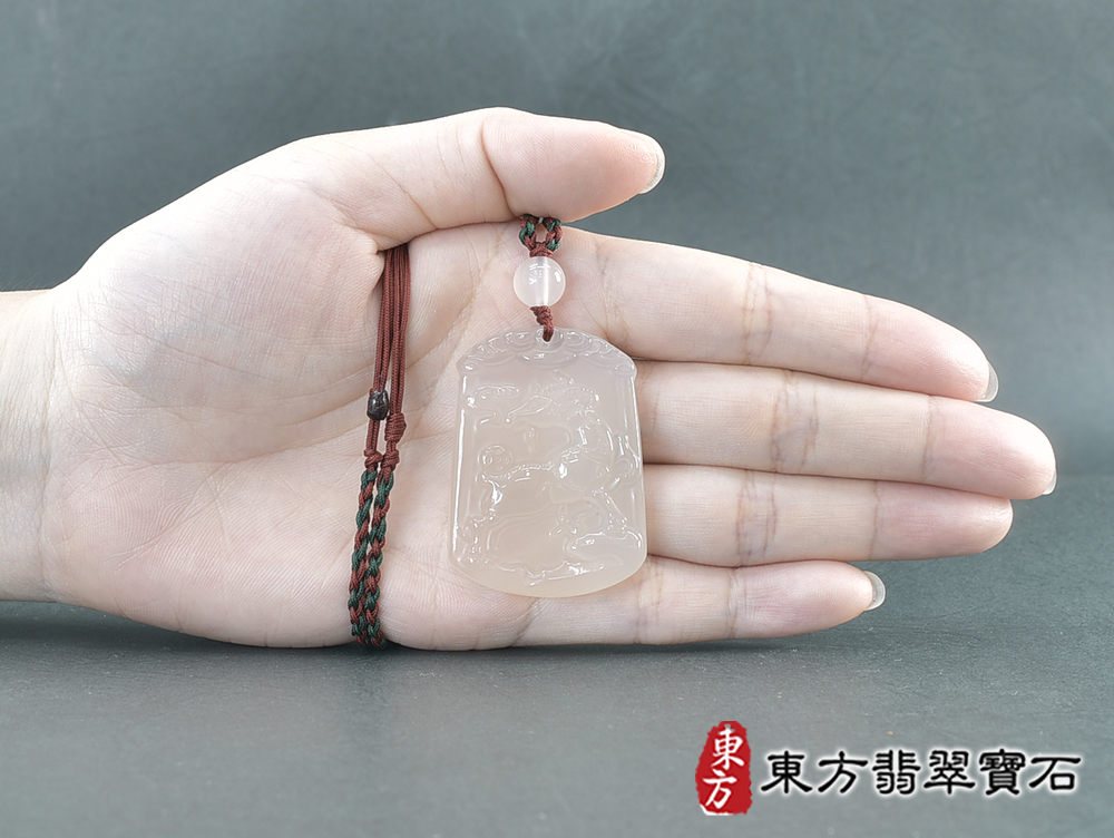 瑪瑙羊項鍊玉珮(羊眉吐氣、洋洋如意:羊牌瑪瑙羊玉珮、玉髓羊玉墜、羊十二生肖項鍊)。橘帶白瑪瑙玉髓羊,GO072。客製化訂做各種瑪瑙玉髓羊吊墜玉珮項鍊。★附東方翡翠寶石保證卡 5.jpg