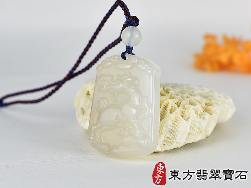 瑪瑙羊項鍊玉珮(羊眉吐氣、洋洋如意:羊牌瑪瑙羊玉珮、玉髓羊玉墜、羊十二生肖項鍊)。橘帶白瑪瑙玉髓羊,GO073。客製化訂做各種瑪瑙玉髓羊吊墜玉珮項鍊。★附東方翡翠寶石保證卡 1.jpg