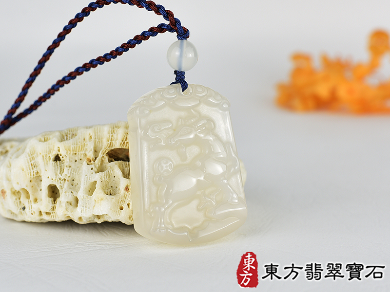 瑪瑙羊項鍊玉珮(羊眉吐氣、洋洋如意:羊牌瑪瑙羊玉珮、玉髓羊玉墜、羊十二生肖項鍊)。橘帶白瑪瑙玉髓羊,GO073。客製化訂做各種瑪瑙玉髓羊吊墜玉珮項鍊。★附東方翡翠寶石保證卡 2.jpg