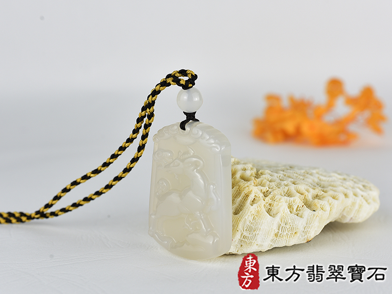 瑪瑙羊項鍊玉珮(羊眉吐氣、洋洋如意:羊牌瑪瑙羊玉珮、玉髓羊玉墜、羊十二生肖項鍊)。橘帶白瑪瑙玉髓羊,GO074。客製化訂做各種瑪瑙玉髓羊吊墜玉珮項鍊。★附東方翡翠寶石保證卡 1.jpg