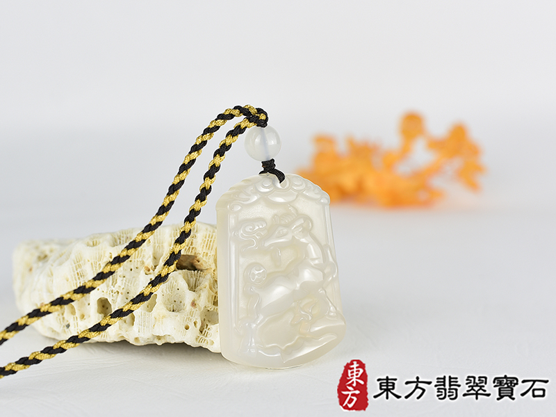 瑪瑙羊項鍊玉珮(羊眉吐氣、洋洋如意:羊牌瑪瑙羊玉珮、玉髓羊玉墜、羊十二生肖項鍊)。橘帶白瑪瑙玉髓羊,GO074。客製化訂做各種瑪瑙玉髓羊吊墜玉珮項鍊。★附東方翡翠寶石保證卡 2.jpg