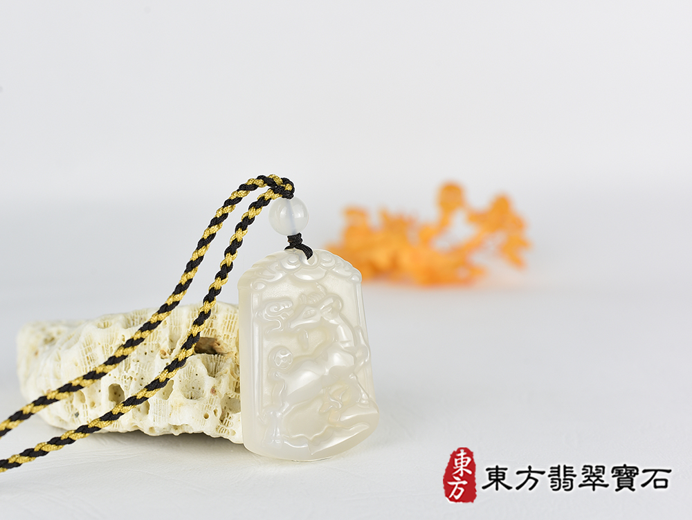 瑪瑙羊項鍊玉珮(羊眉吐氣、洋洋如意:羊牌瑪瑙羊玉珮、玉髓羊玉墜、羊十二生肖項鍊)。橘帶白瑪瑙玉髓羊,GO074。客製化訂做各種瑪瑙玉髓羊吊墜玉珮項鍊。★附東方翡翠寶石保證卡 4.jpg