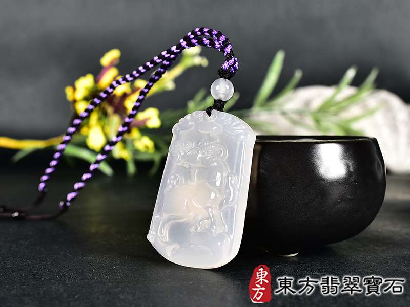 瑪瑙羊項鍊玉珮(羊眉吐氣、洋洋如意:羊牌瑪瑙羊玉珮、玉髓羊玉墜、羊十二生肖項鍊)。橘帶白瑪瑙玉髓羊,GO075。客製化訂做各種瑪瑙玉髓羊吊墜玉珮項鍊。★附東方翡翠寶石保證卡 1.jpg