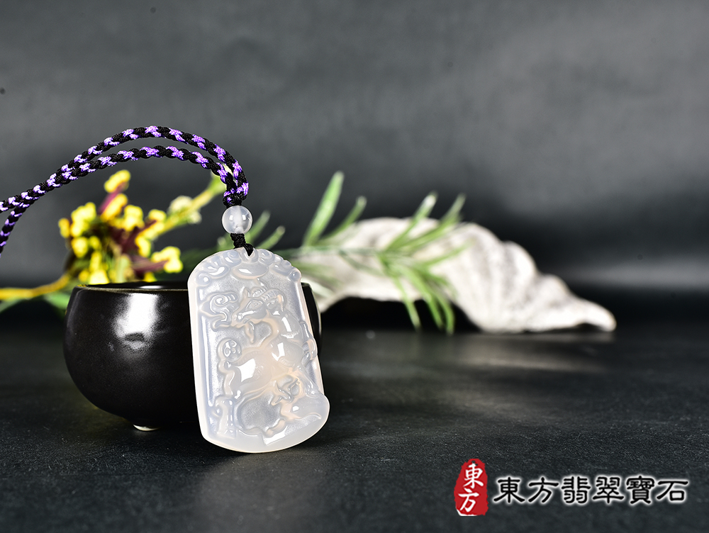 瑪瑙羊項鍊玉珮(羊眉吐氣、洋洋如意:羊牌瑪瑙羊玉珮、玉髓羊玉墜、羊十二生肖項鍊)。橘帶白瑪瑙玉髓羊,GO075。客製化訂做各種瑪瑙玉髓羊吊墜玉珮項鍊。★附東方翡翠寶石保證卡 4.jpg