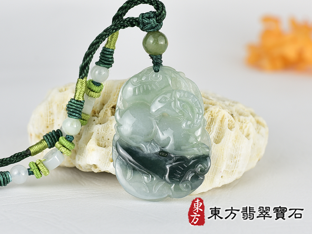 翡翠羊項鍊玉珮(羊眉吐氣、洋洋如意:羊牌A貨翡翠羊玉珮、緬甸玉羊玉墜、羊十二生肖項鍊)。淡綠加淺紫糯種羊,GO077。客製化訂做各種翡翠羊吊墜玉珮項鍊。★附A貨翡翠雙證書 0.jpg