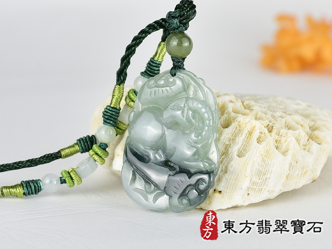 翡翠羊項鍊玉珮(羊眉吐氣、洋洋如意:羊牌A貨翡翠羊玉珮、緬甸玉羊玉墜、羊十二生肖項鍊)。淡綠加淺紫糯種羊,GO077。客製化訂做各種翡翠羊吊墜玉珮項鍊。★附A貨翡翠雙證書 1.jpg