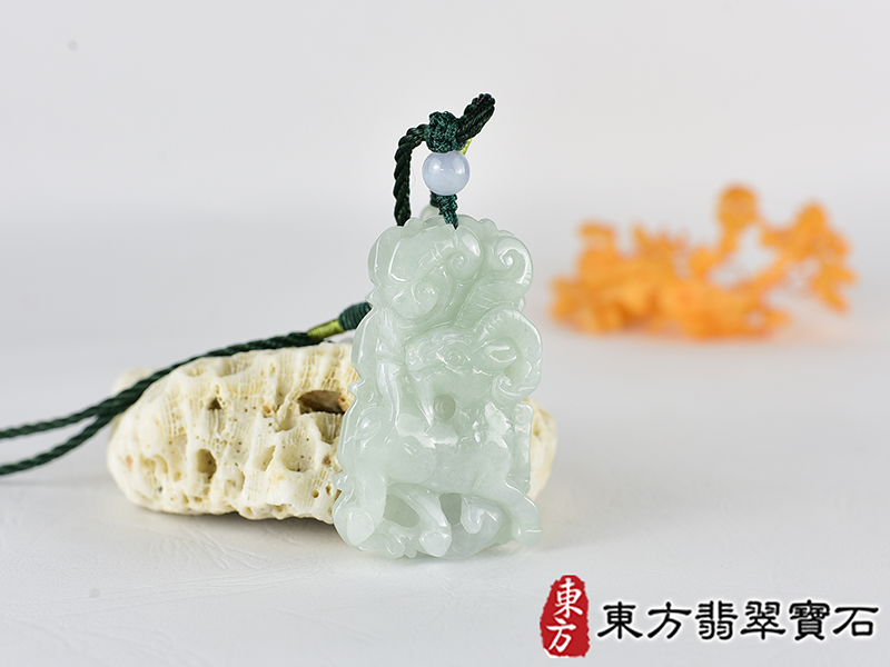 翡翠羊項鍊玉珮(羊眉吐氣、洋洋如意:羊牌A貨翡翠羊玉珮、緬甸玉羊玉墜、羊十二生肖項鍊)。淡綠加淺紫糯種羊,GO082。客製化訂做各種翡翠羊吊墜玉珮項鍊。★附A貨翡翠雙證書 2.jpg