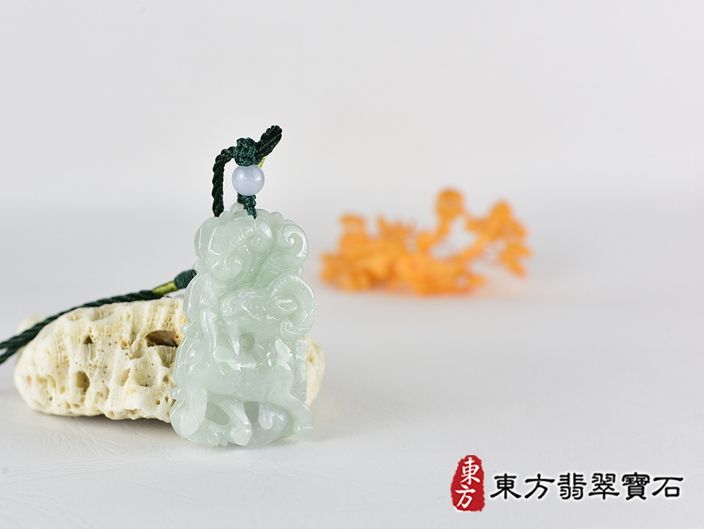 翡翠羊項鍊玉珮(羊眉吐氣、洋洋如意:羊牌A貨翡翠羊玉珮、緬甸玉羊玉墜、羊十二生肖項鍊)。淡綠加淺紫糯種羊,GO082。客製化訂做各種翡翠羊吊墜玉珮項鍊。★附A貨翡翠雙證書 4.jpg