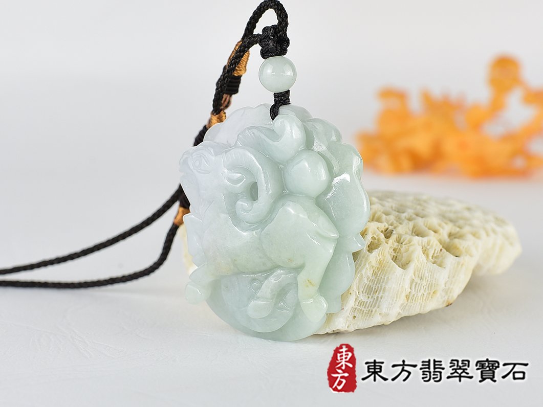 翡翠羊項鍊玉珮(羊眉吐氣、洋洋如意:羊牌A貨翡翠羊玉珮、緬甸玉羊玉墜、羊十二生肖項鍊)。淡綠加淺紫糯種羊,GO084。客製化訂做各種翡翠羊吊墜玉珮項鍊。★附A貨翡翠雙證書 1.jpg