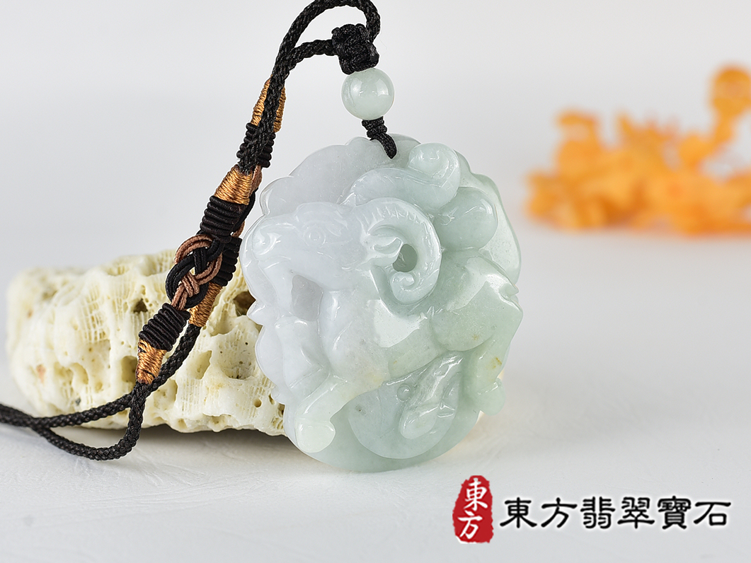 翡翠羊項鍊玉珮(羊眉吐氣、洋洋如意:羊牌A貨翡翠羊玉珮、緬甸玉羊玉墜、羊十二生肖項鍊)。淡綠加淺紫糯種羊,GO084。客製化訂做各種翡翠羊吊墜玉珮項鍊。★附A貨翡翠雙證書 2.jpg