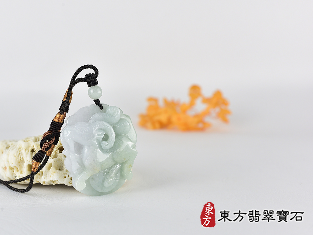 翡翠羊項鍊玉珮(羊眉吐氣、洋洋如意:羊牌A貨翡翠羊玉珮、緬甸玉羊玉墜、羊十二生肖項鍊)。淡綠加淺紫糯種羊,GO084。客製化訂做各種翡翠羊吊墜玉珮項鍊。★附A貨翡翠雙證書 4.jpg