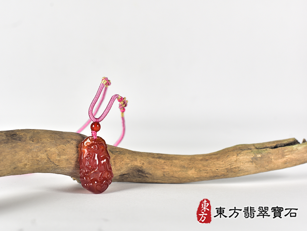 瑪瑙羊項鍊玉珮(羊眉吐氣、洋洋如意:羊牌瑪瑙羊玉珮、玉髓羊玉墜、羊十二生肖項鍊)。橘帶紅瑪瑙玉髓羊,GO086。客製化訂做各種瑪瑙玉髓羊吊墜玉珮項鍊。★附東方翡翠寶石保證卡 4.jpg