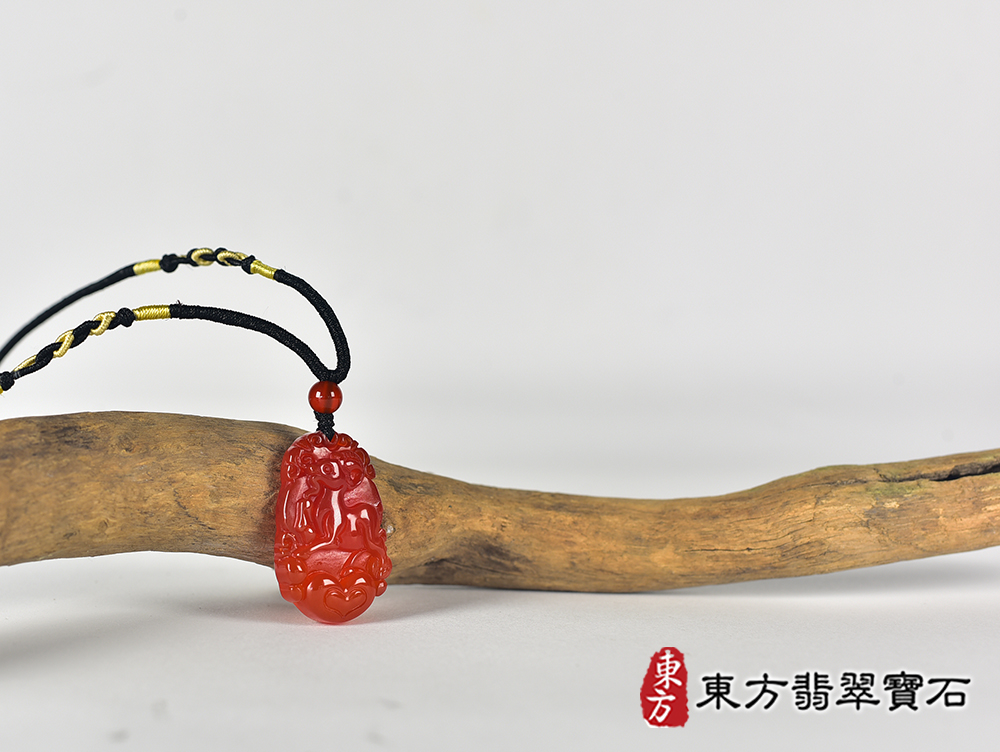 瑪瑙羊項鍊玉珮(羊眉吐氣、洋洋如意:羊牌瑪瑙羊玉珮、玉髓羊玉墜、羊十二生肖項鍊)。橘帶紅瑪瑙玉髓羊,GO087。客製化訂做各種瑪瑙玉髓羊吊墜玉珮項鍊。★附東方翡翠寶石保證卡 4.jpg