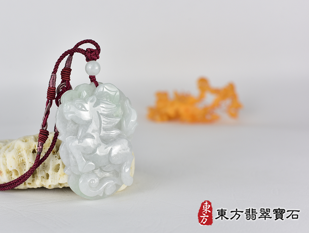 翡翠馬項鍊玉珮(馬上有錢:馬牌翡翠馬玉珮、緬甸玉馬玉墜、馬十二生肖項鍊)。綠色糯種翡翠馬,HO090。客製化訂做各種翡翠馬吊墜玉珮項鍊。★附A貨翡翠雙證書 4.jpg