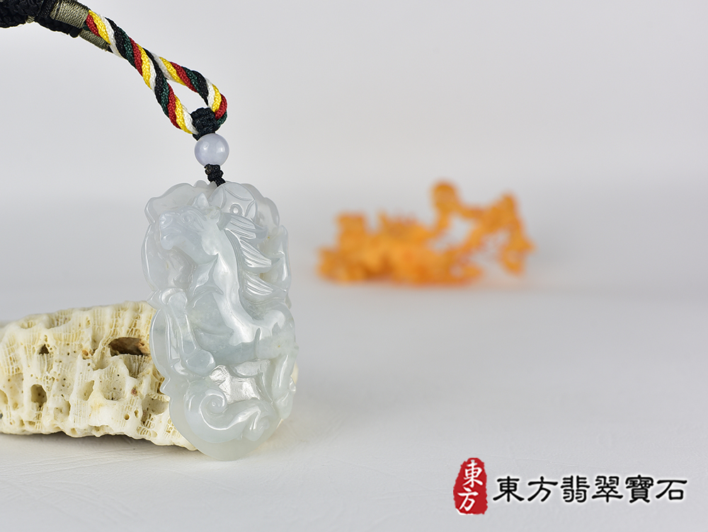 翡翠馬項鍊玉珮(馬上有錢:馬牌翡翠馬玉珮、緬甸玉馬玉墜、馬十二生肖項鍊)。綠色糯種翡翠馬,HO094。客製化訂做各種翡翠馬吊墜玉珮項鍊。★附A貨翡翠雙證書 4.jpg