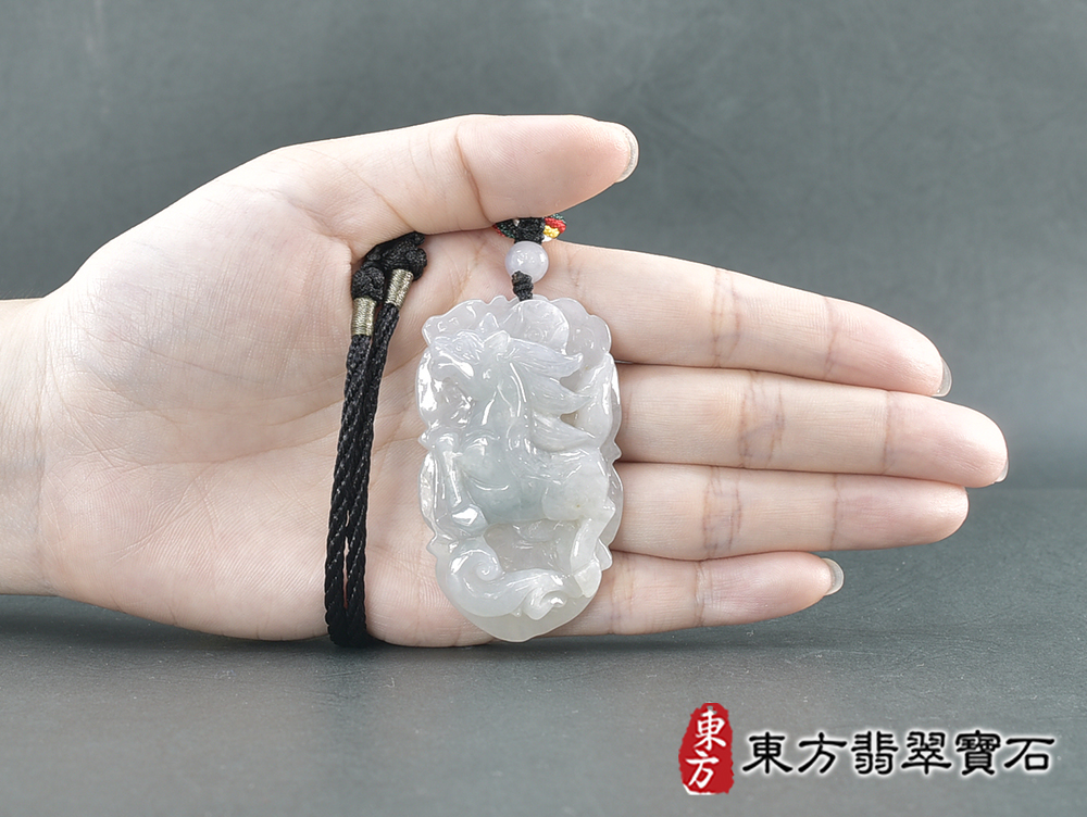 翡翠馬項鍊玉珮(馬上有錢:馬牌翡翠馬玉珮、緬甸玉馬玉墜、馬十二生肖項鍊)。綠色糯種翡翠馬,HO094。客製化訂做各種翡翠馬吊墜玉珮項鍊。★附A貨翡翠雙證書 5.jpg