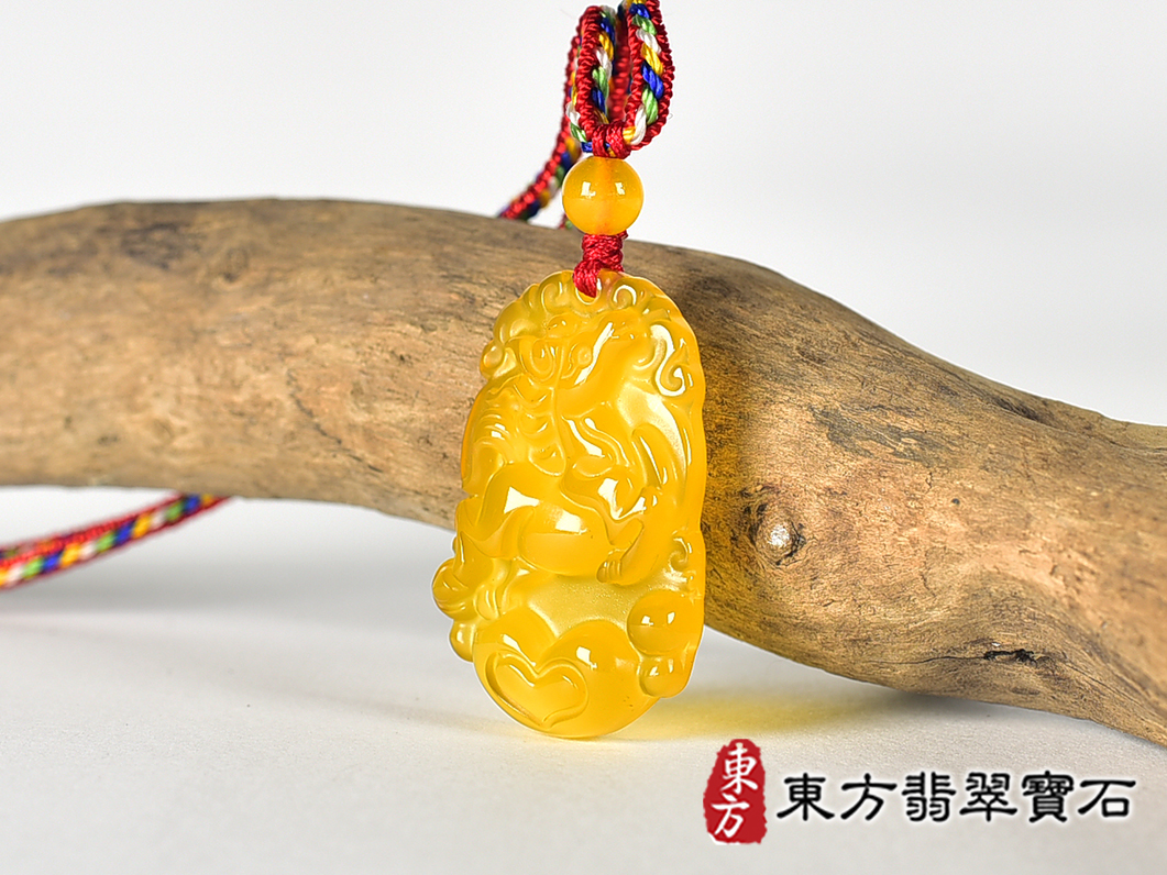 瑪瑙馬項鍊玉珮(馬到成功帶如意:馬牌瑪瑙馬玉珮、玉髓馬玉墜、馬十二生肖項鍊)。黃瑪瑙玉髓馬,HO095。客製化訂做各種瑪瑙玉髓馬吊墜玉珮項鍊。★附東方翡翠寶石保證卡 1.jpg