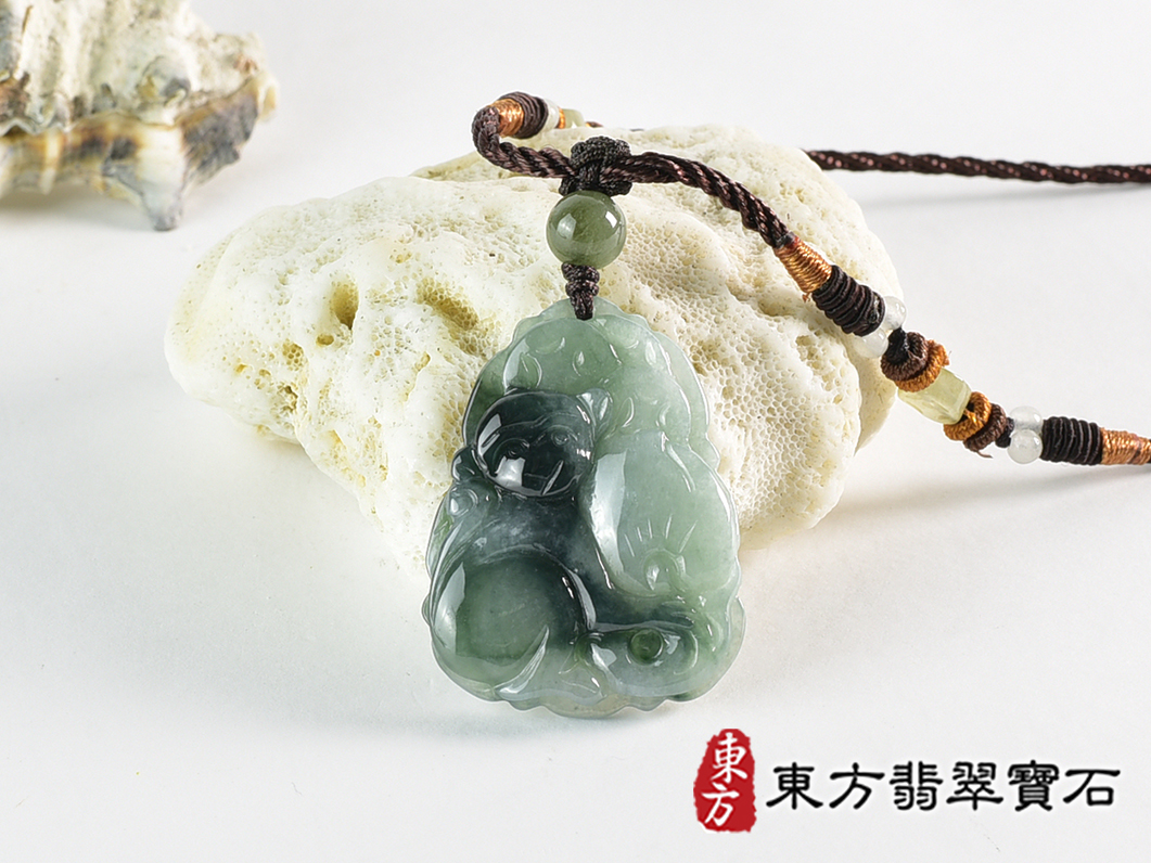 翡翠猴項鍊玉珮(猴子抱桃,吉祥如意:猴牌A貨翡翠猴玉珮、緬甸玉猴玉墜、猴十二生肖項鍊)。淡綠色糯種翡翠猴項鍊玉珮,HW0100。客製化訂做各種翡翠猴吊墜玉珮項鍊。★附A貨翡翠雙證書 0.jpg