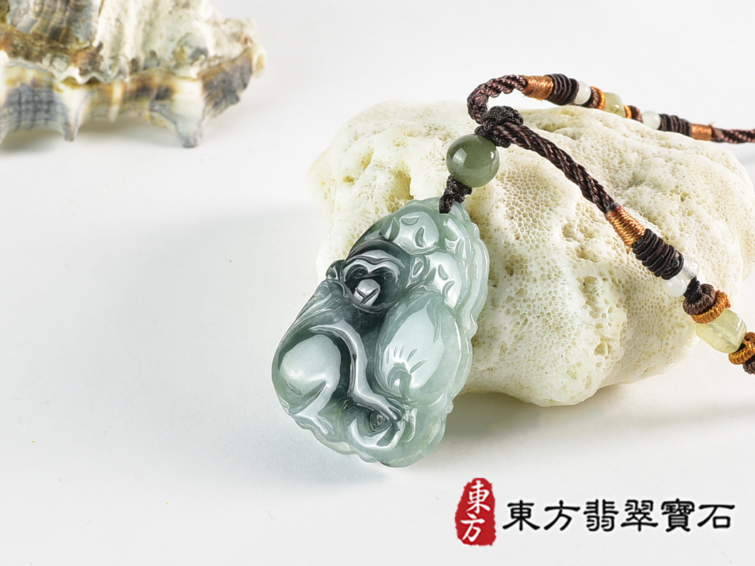 翡翠猴項鍊玉珮(猴子抱桃,吉祥如意:猴牌A貨翡翠猴玉珮、緬甸玉猴玉墜、猴十二生肖項鍊)。淡綠色糯種翡翠猴項鍊玉珮,HW0100。客製化訂做各種翡翠猴吊墜玉珮項鍊。★附A貨翡翠雙證書 1.jpg