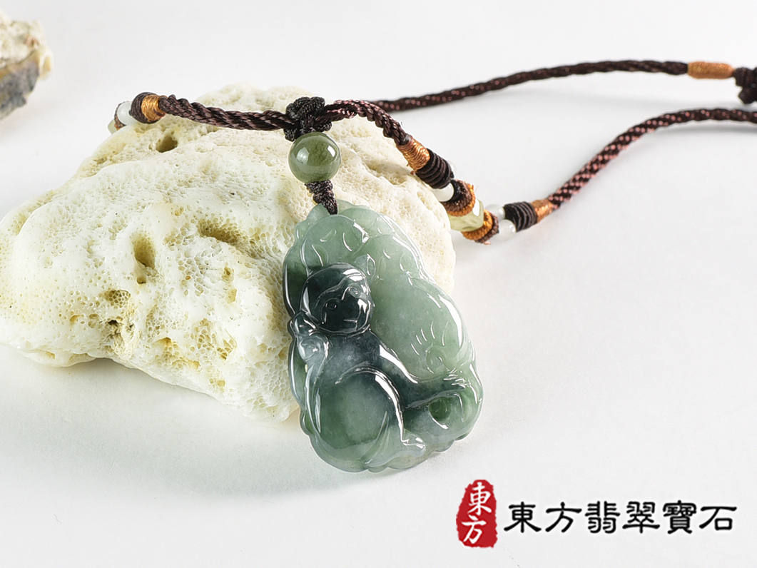 翡翠猴項鍊玉珮(猴子抱桃,吉祥如意:猴牌A貨翡翠猴玉珮、緬甸玉猴玉墜、猴十二生肖項鍊)。淡綠色糯種翡翠猴項鍊玉珮,HW0100。客製化訂做各種翡翠猴吊墜玉珮項鍊。★附A貨翡翠雙證書 2.jpg