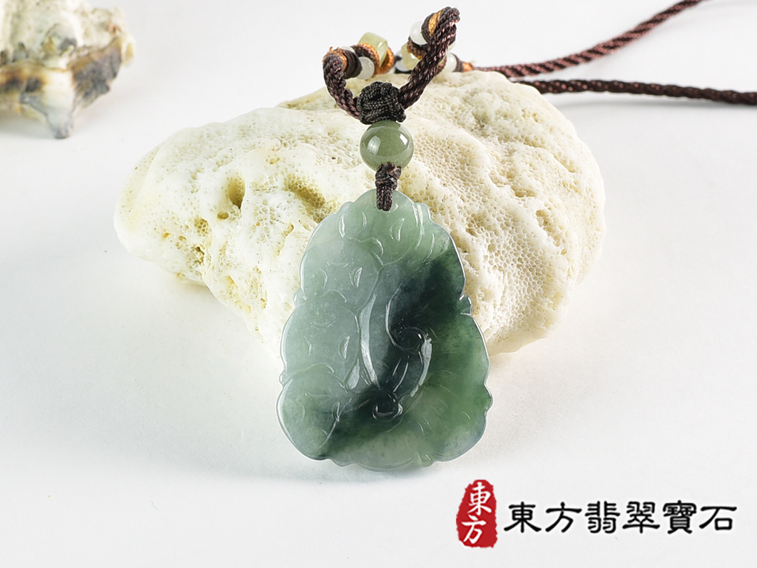 翡翠猴項鍊玉珮(猴子抱桃,吉祥如意:猴牌A貨翡翠猴玉珮、緬甸玉猴玉墜、猴十二生肖項鍊)。淡綠色糯種翡翠猴項鍊玉珮,HW0100。客製化訂做各種翡翠猴吊墜玉珮項鍊。★附A貨翡翠雙證書 3.jpg