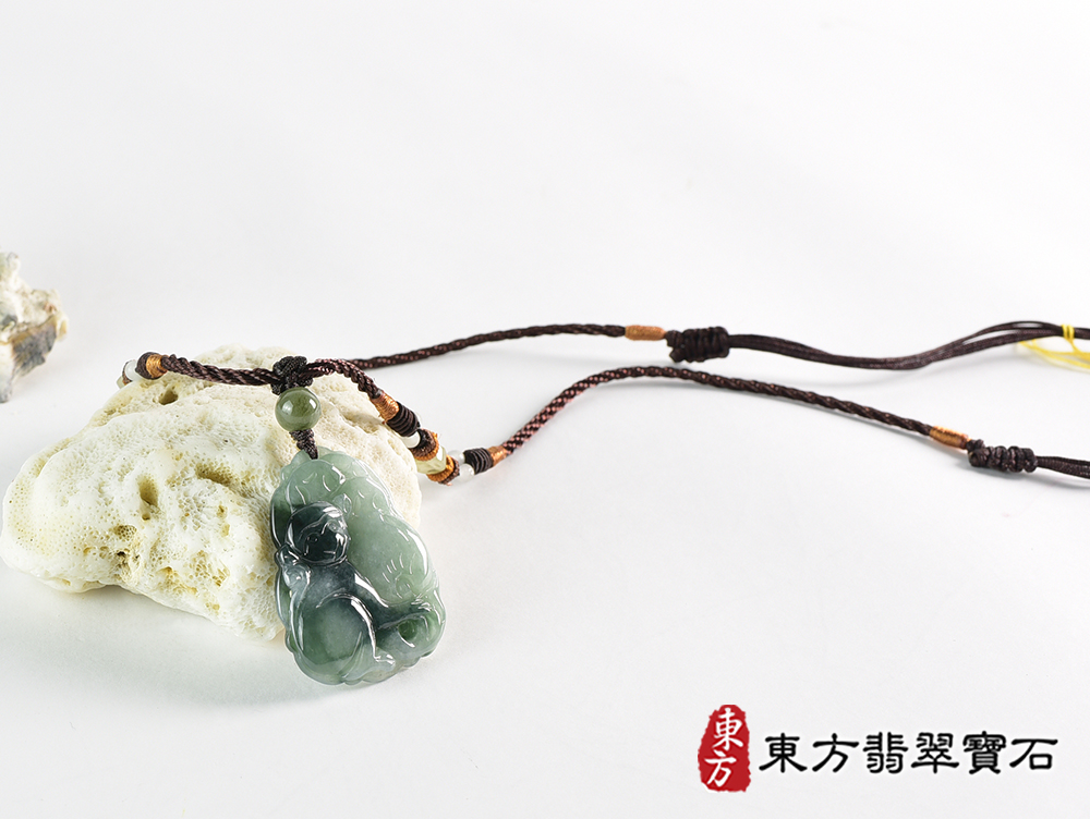 翡翠猴項鍊玉珮(猴子抱桃,吉祥如意:猴牌A貨翡翠猴玉珮、緬甸玉猴玉墜、猴十二生肖項鍊)。淡綠色糯種翡翠猴項鍊玉珮,HW0100。客製化訂做各種翡翠猴吊墜玉珮項鍊。★附A貨翡翠雙證書 4.jpg