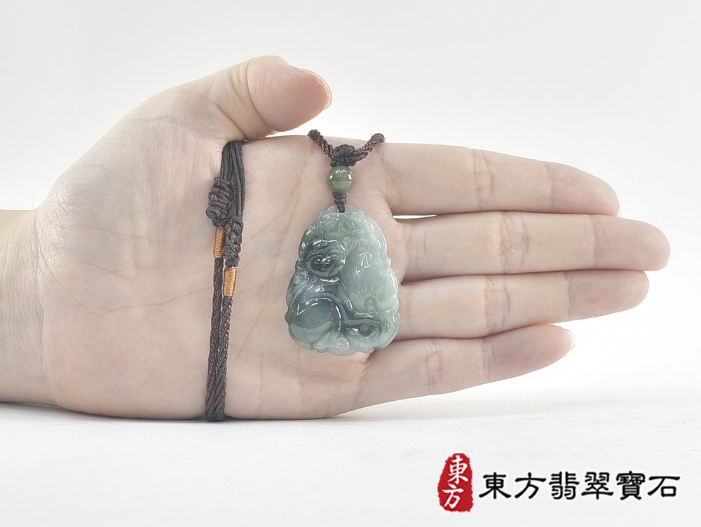 翡翠猴項鍊玉珮(猴子抱桃,吉祥如意:猴牌A貨翡翠猴玉珮、緬甸玉猴玉墜、猴十二生肖項鍊)。淡綠色糯種翡翠猴項鍊玉珮,HW0100。客製化訂做各種翡翠猴吊墜玉珮項鍊。★附A貨翡翠雙證書 5.jpg