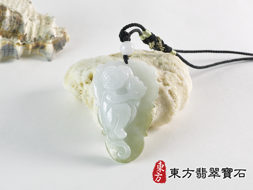 翡翠猴項鍊玉珮(猴子抱桃,吉祥如意:猴牌A貨翡翠猴玉珮、緬甸玉猴玉墜、猴十二生肖項鍊)。淡綠色糯種翡翠猴項鍊玉珮,HW103。客製化訂做各種翡翠猴吊墜玉珮項鍊。★附A貨翡翠雙證書 0.jpg