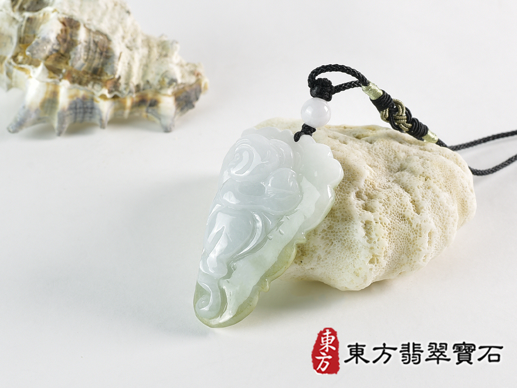 翡翠猴項鍊玉珮(猴子抱桃,吉祥如意:猴牌A貨翡翠猴玉珮、緬甸玉猴玉墜、猴十二生肖項鍊)。淡綠色糯種翡翠猴項鍊玉珮,HW103。客製化訂做各種翡翠猴吊墜玉珮項鍊。★附A貨翡翠雙證書 1.jpg