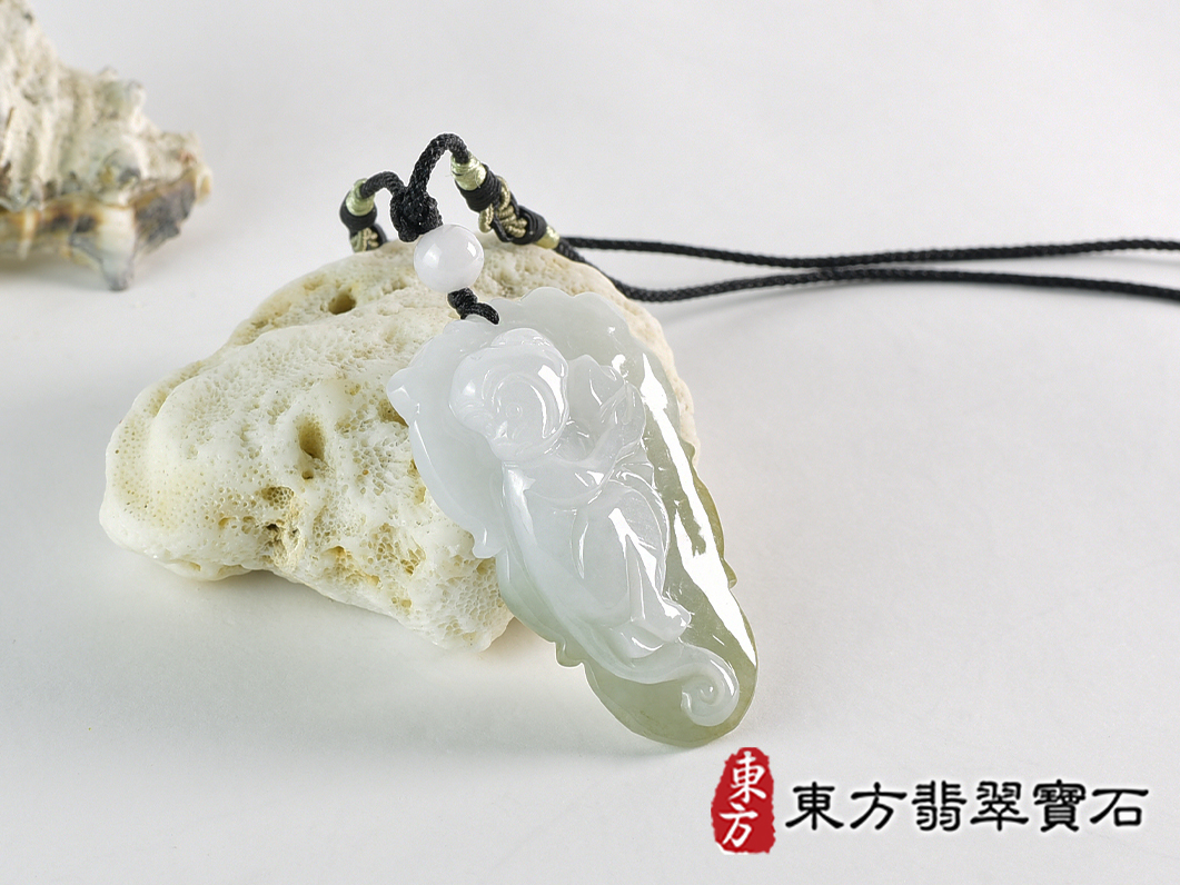 翡翠猴項鍊玉珮(猴子抱桃,吉祥如意:猴牌A貨翡翠猴玉珮、緬甸玉猴玉墜、猴十二生肖項鍊)。淡綠色糯種翡翠猴項鍊玉珮,HW103。客製化訂做各種翡翠猴吊墜玉珮項鍊。★附A貨翡翠雙證書 2.jpg