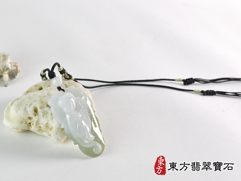 翡翠猴項鍊玉珮(猴子抱桃,吉祥如意:猴牌A貨翡翠猴玉珮、緬甸玉猴玉墜、猴十二生肖項鍊)。淡綠色糯種翡翠猴項鍊玉珮,HW103。客製化訂做各種翡翠猴吊墜玉珮項鍊。★附A貨翡翠雙證書 4.jpg