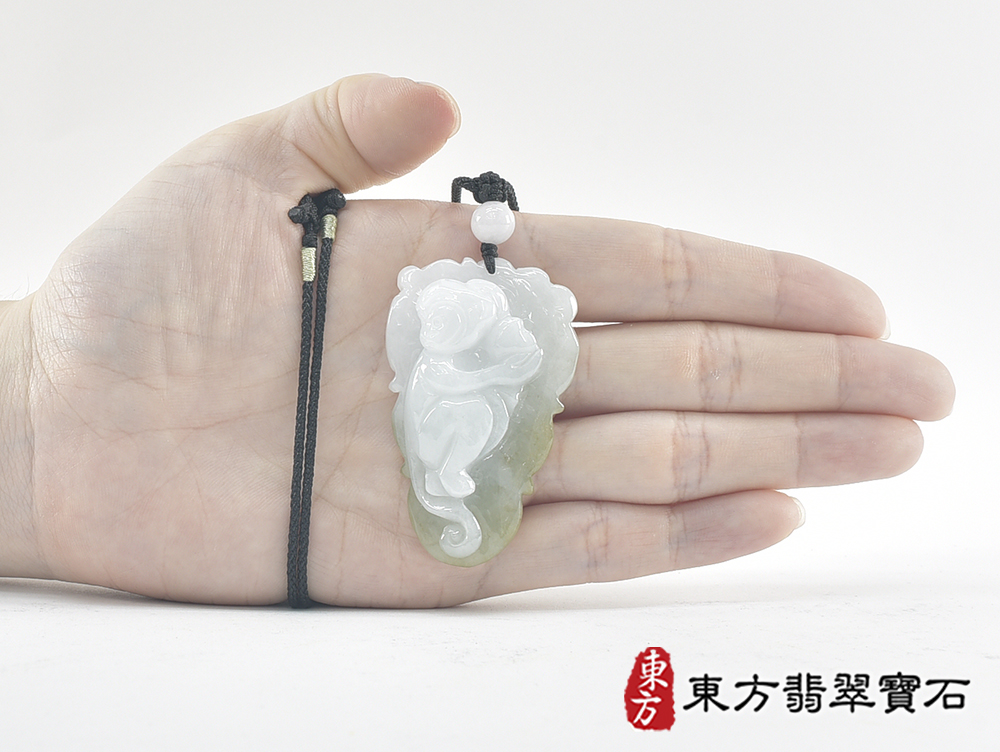 翡翠猴項鍊玉珮(猴子抱桃,吉祥如意:猴牌A貨翡翠猴玉珮、緬甸玉猴玉墜、猴十二生肖項鍊)。淡綠色糯種翡翠猴項鍊玉珮,HW103。客製化訂做各種翡翠猴吊墜玉珮項鍊。★附A貨翡翠雙證書 5.jpg