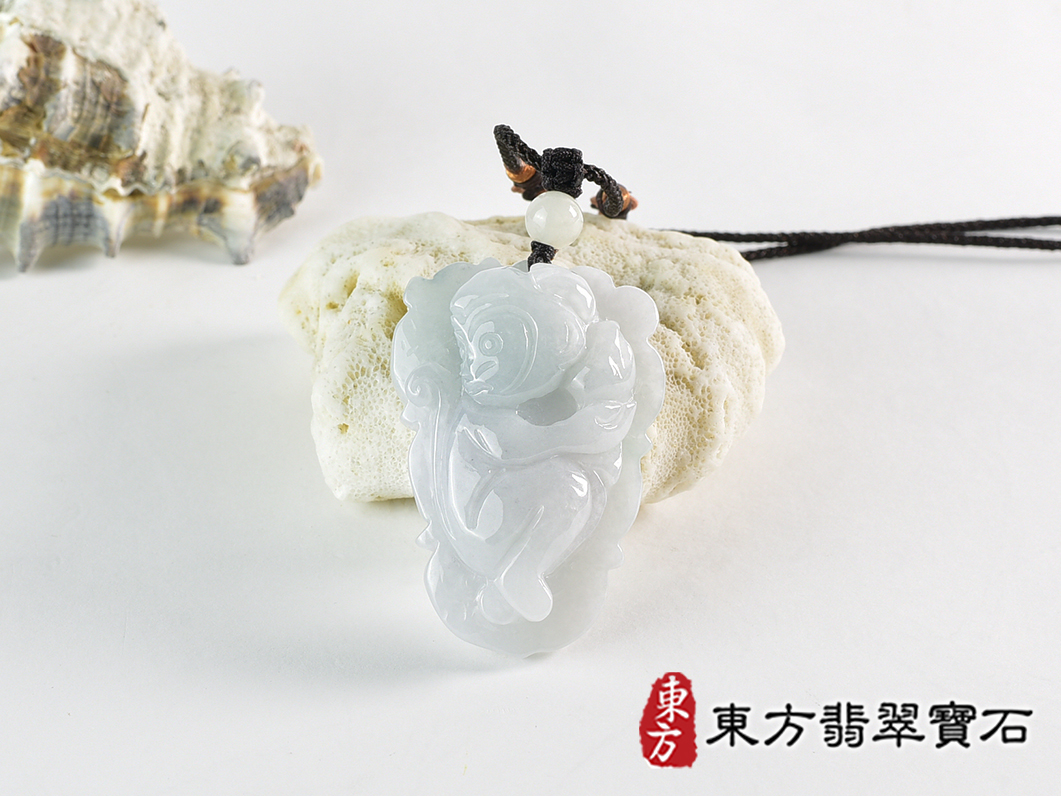 翡翠猴項鍊玉珮(猴子抱桃,吉祥如意:猴牌A貨翡翠猴玉珮、緬甸玉猴玉墜、猴十二生肖項鍊)。淡綠色糯種翡翠猴項鍊玉珮,HW104。客製化訂做各種翡翠猴吊墜玉珮項鍊。★附A貨翡翠雙證書 0.jpg